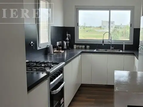 Casa en venta sobre lote interno en  San Sebastian area 13