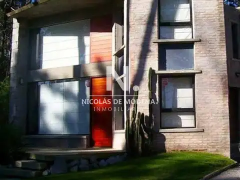 Casa en venta de cuatro dormitorios, parrilla y piscina en Montoya