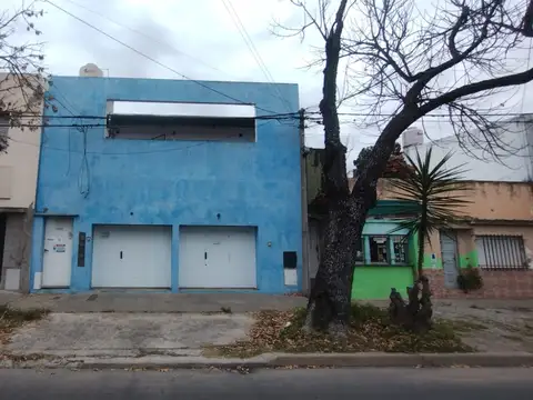 CASA AL FRENTE CON COCHERA Y PATIO