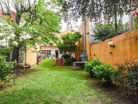 Venta casa 4 amb con jardín, cochera, en Coghlan
