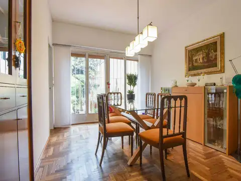 Venta casa 4 amb con jardín, cochera, en Coghlan