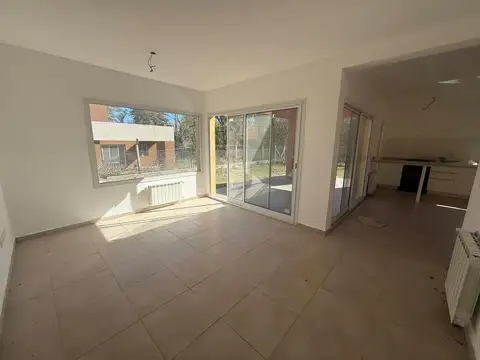 Casa en Alquiler con 1 cochera
