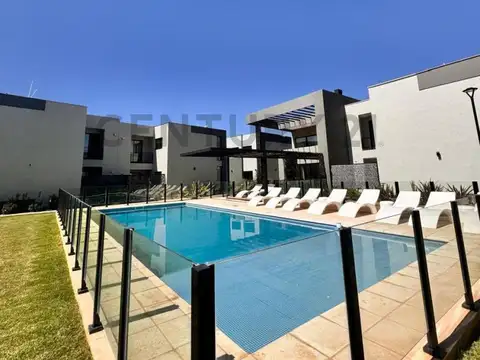 DEPARTAMENTO CON HERMOSO JARDIN Y PILETA