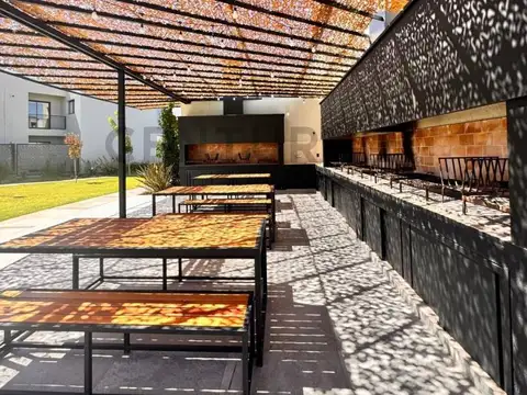 Guevara y Cordoba 100, Piso 0