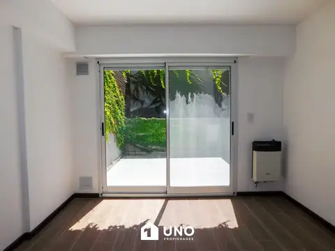 Zeballos y Bv. Oroño - Amplio Dpto Monoambiente. Posibilidad cochera.