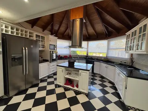CASA EN VENTA EN CAMPOS DE ÁLVAREZ 6 AMBIENTES