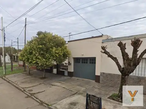 Casa en venta - 2 Dormitorios 1 Baño - Cochera - 335Mts2 - Bragado