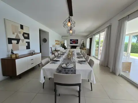 Casa 7 ambientes con 4 baños