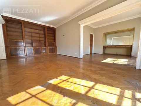 Departamento en  venta de 4 dormitorios. Todo externo. Edificio Tradicional. Doble entrada