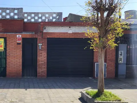 CASA SOBRE LOTE PROPIO, 5 AMBIENTES, 2 BAÑOS, COCHERA, LOCAL Y FONDO LIBRE CON PILETA.