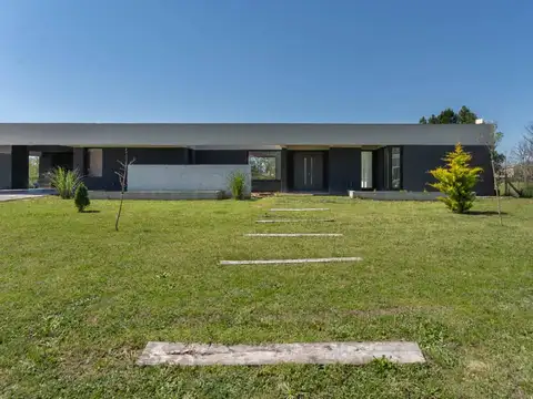 CASA 4 AMB CON PARQUE - BARRIO PRIVADO LA ELINA