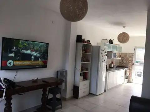 DUPLEX 3 AMB AL FRENTE CON COCHERA Y PATIO.