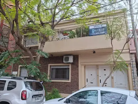 MUY BUEN PH DE 3 AMBIENTES EN PLANTA ALTA AL FRENTE CON BALCON.