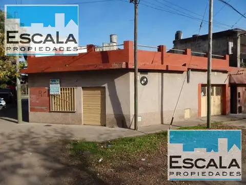 CASA CON LOCAL EN ESQUINA COCHERA 2 DORMITORIOS  EN VENTA