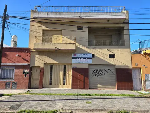 Casa ideal para familia numerosa, con local al frente, y cochera cubierta