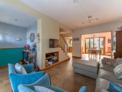 Casa 6 ambientes con 2 baños