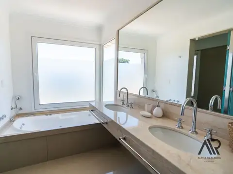 Apartamento en venta de 4 dormitorios c/ cochera en Playa Mansa