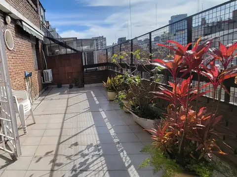 Palermo: balcón terraza, cochera fija, todos los ambientes con sol, y ventilados.
