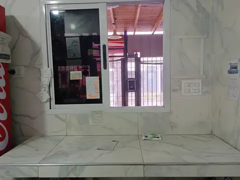 Local con vivienda 3 amb. patio, pileta y quincho