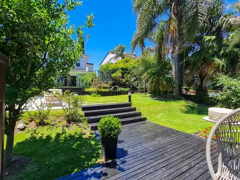Casa en Venta con 3 cocheras