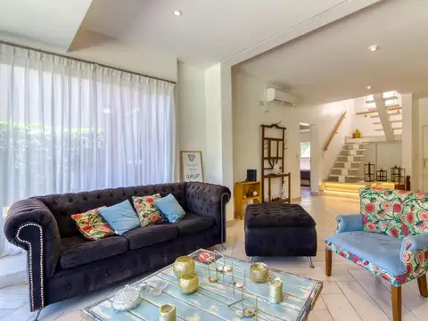Casa en Venta con 2 cocheras