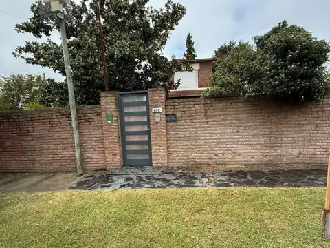 Casa en alquiler de 3 dormitorios c/ cochera en Villa Elisa