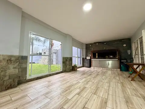 Casa 5 ambientes con 2 baños