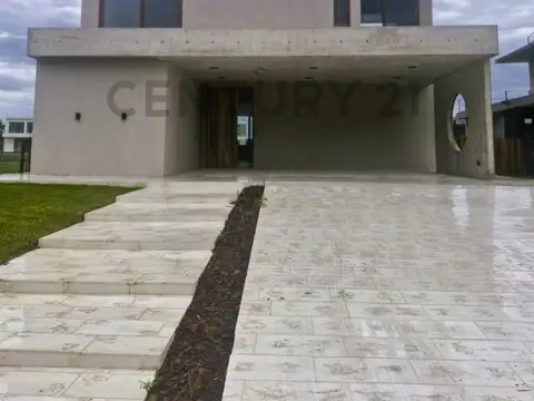 Venta casa 7 ambientes vista a la laguna central en Puentes Nordelta En Construcción