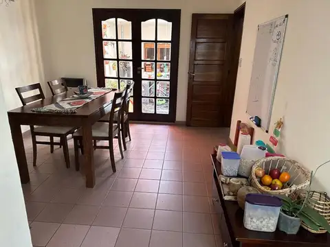 Casa 4 ambientes con 2 baños