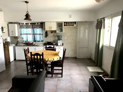 CASA DE DOS PLANTAS MONTEAGUDO 200- A METROS DEL SHOPING ALT