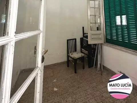 CASA SOBRE LOTE PROPIO- A REFACCIONAR- INMEJORABLE UBICACIÓN