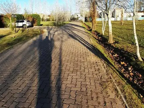 Terreno  de 1586 m2 en Barrio Cerrado Lomas de Petion - Alejandro Petion