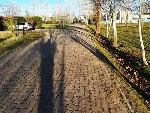 Terreno  de 1586 m2 en Barrio Cerrado Lomas de Petion - Alejandro Petion