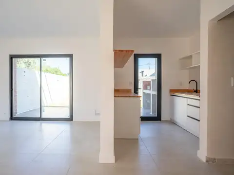 Casa de 3 dormitorios con galeria, parrillero y cochera en Fisherton