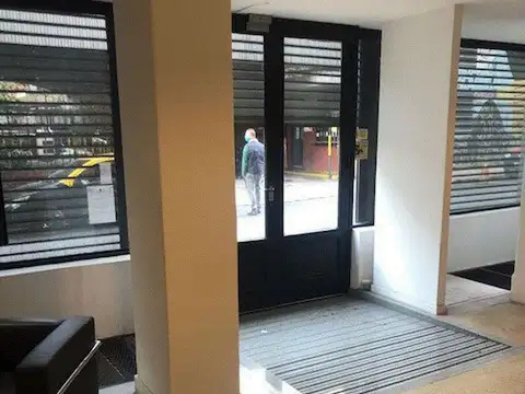 Bolívar al 400- Excelente local de dos plantas