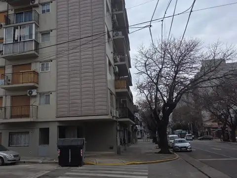 2 AMBIENTES AL FRENTE CON BALCON COCINA Y BAÑO COMPLETO LIVING Y DORMITORIO A LA CALLE TODO LUZ Y SOL