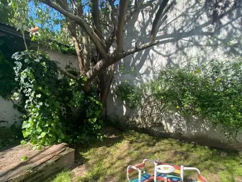 CASA EN VENTA  TRES DORMITORIOS, COCHERA, BAÑO. QUINCHO Y PILETA. Excelente Ubicación!