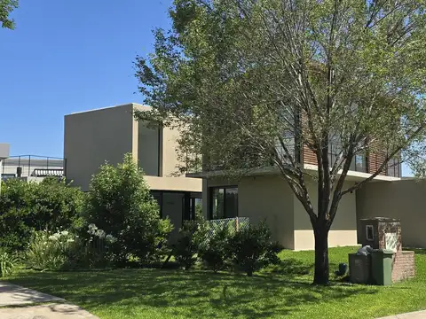 Casa 6 ambientes con 3 baños