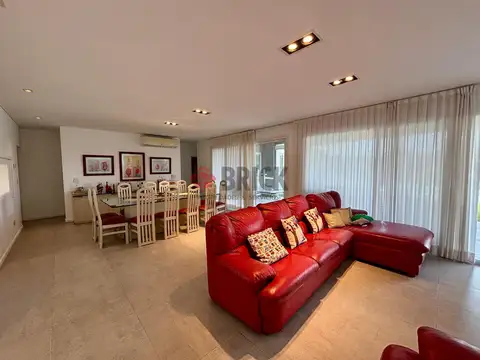 Casa en Venta con 6 cocheras