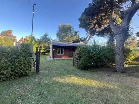 Casa 2 ambientes + lote parquizado.