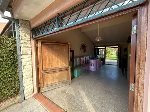 EXCELENTE CASA C/PILETA Y PARQUE EN RAFAEL CALZADA