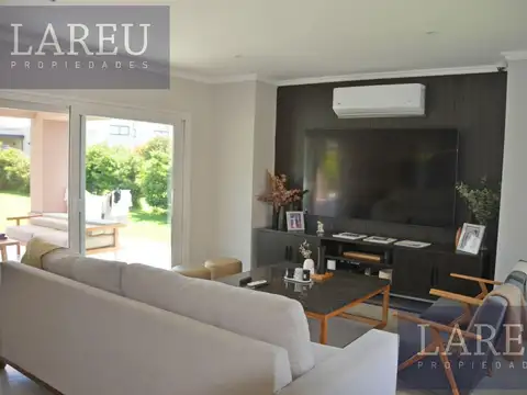 Casa 6 ambientes con 4 baños