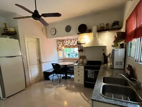 Casa en Venta con 4 cocheras