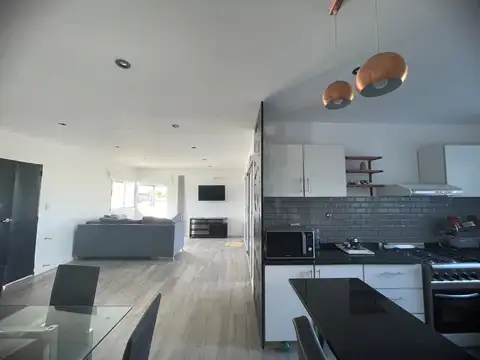 Casa en Alquiler con 2 cocheras