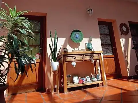 Venta casa 4 ambientes, patio terraza y cochera en Villa Del Parque.
