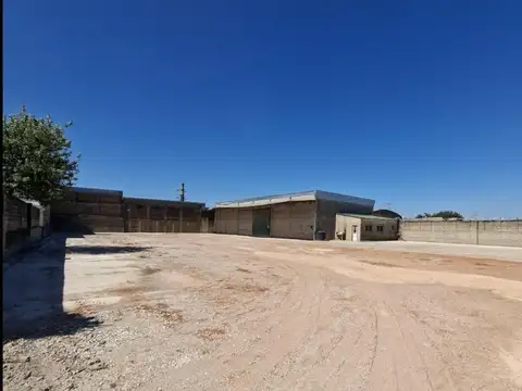 Gran terreno con Oficina y  Galpón con salida a dos calles, ideal para correalón