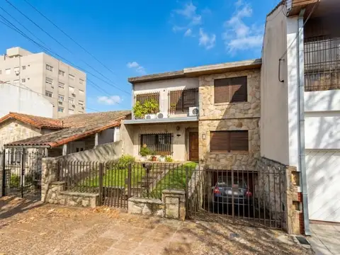 ALQUILER CASA DE 6 AMBIENTES CON DOBLE COCHERA PISCINA FONDO