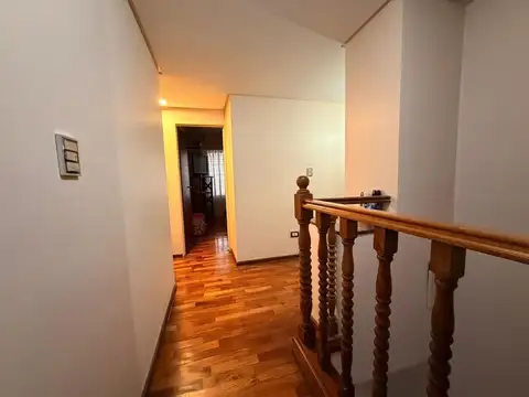 Casa en Alquiler con 2 cocheras
