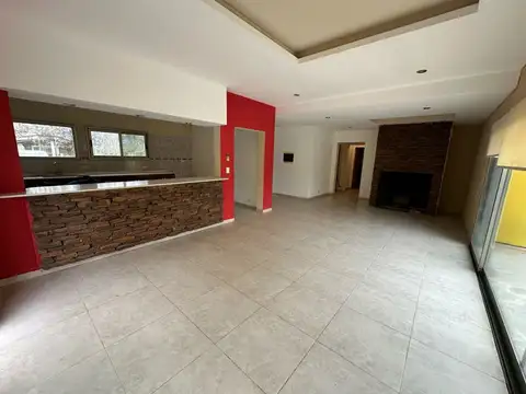 Casa en Alquiler con 2 cocheras