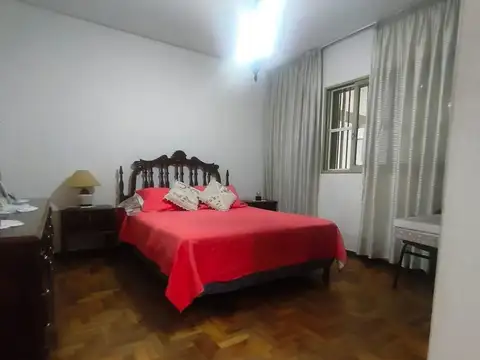 Casa 8 ambientes con 3 baños